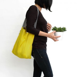 24-7 bag flip & tumble pose gul over skulderen