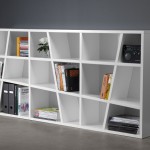 Angle shelf i mørkt rum fra siden