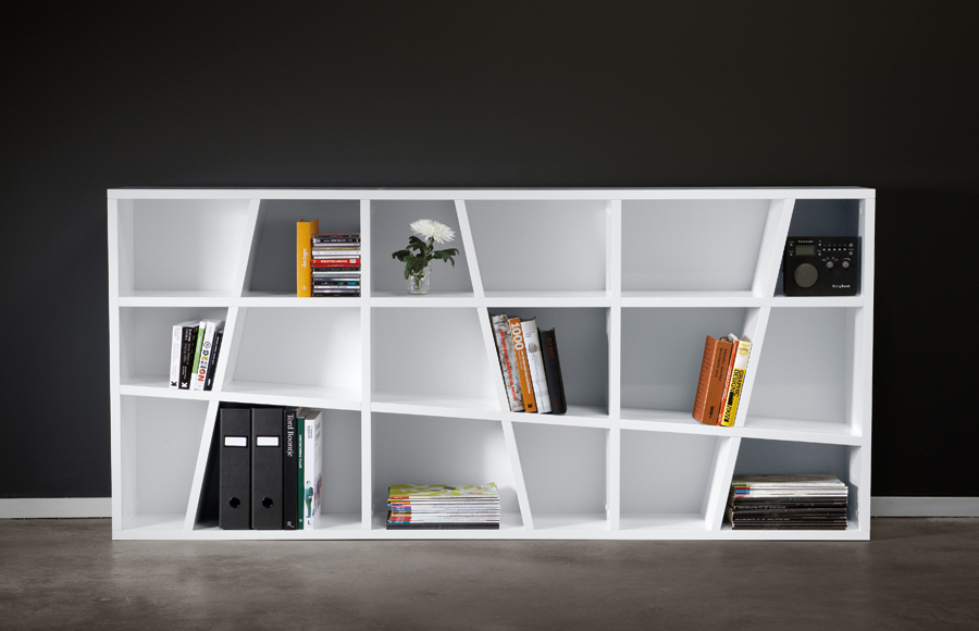 Angle shelf i mørkt rum