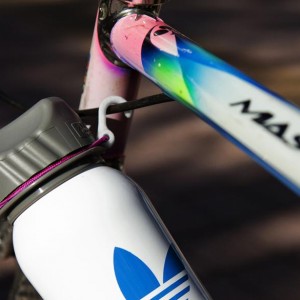 Bandits elastikremme med krog vanddunkeholder