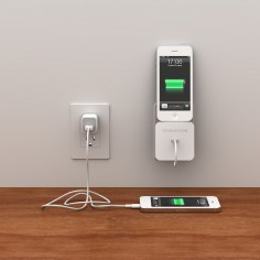 Bluelounge Rolio monteret med hvid iPhone på væg