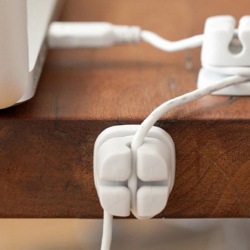 Cordlets kabelkontrol fra alle vinkler hvid monteret på bord