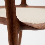 Inoda+Sveje DC10 stol mørkt træ detaljer bagfra