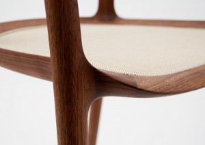 Inoda+Sveje DC10 stol mørkt træ detaljer bagfra