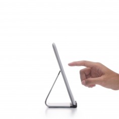 Mika iPad holder fra Bluelounge med hånd