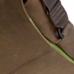 Muzetto af Waterfield i brun læder med grønt stof closeup af siden