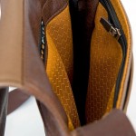 Muzetto af Waterfield i brun læder med grønt stof indvendig top