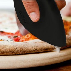 Slice pizzaskærer ved skorpen