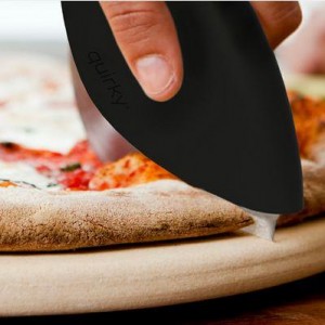 Slice pizzaskærer ved skorpen