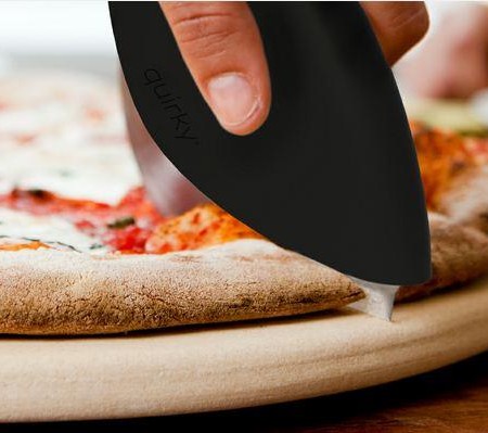 Slice pizzaskærer ved skorpen