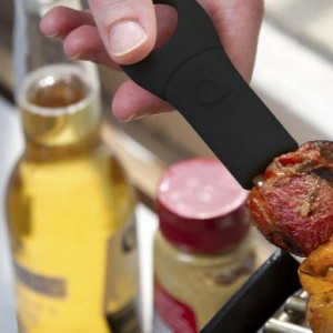 Sliders grillspyd fra Quirky ved håndtaget