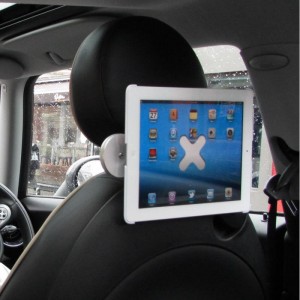 The Wallee headrest til bilen med hvid iPad