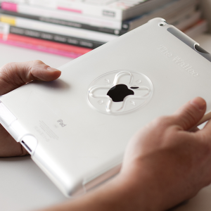 The Wallee iPad 2 gennemsigtig i hånden