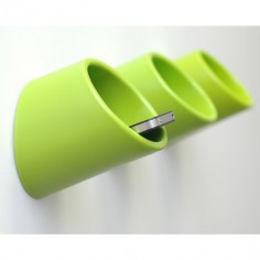 hooknook 3 grønne på væg med iPhone 4