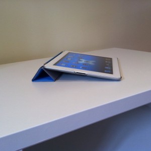 The Wallee iPad 2 liggende med Smartcover